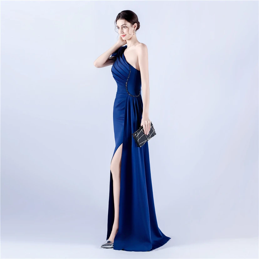 Vestido de noche de satén plisado con hombros descubiertos y escote alto, bordado a mano con cuentas y flores, para mujer. view 32