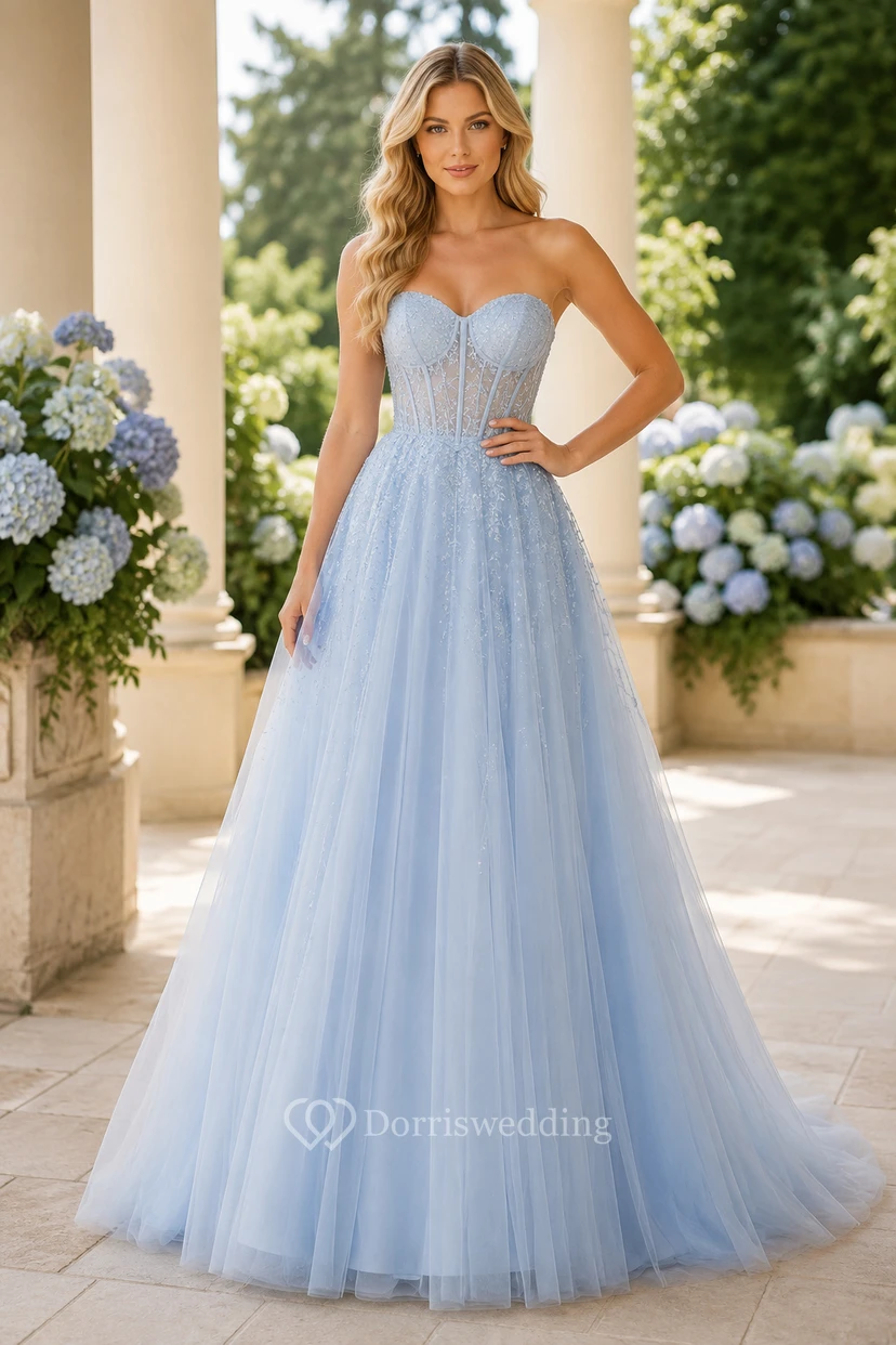 Himmelblaues, trägerloses Tüll-Ballkleid mit Korsett-Oberteil