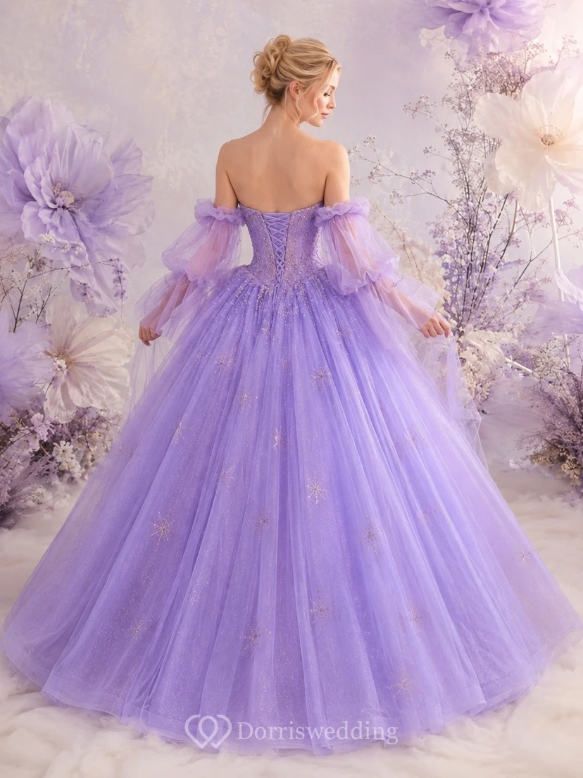 Vestido de gala romántico de tul con hombros descubiertos en color lavanda. view 2