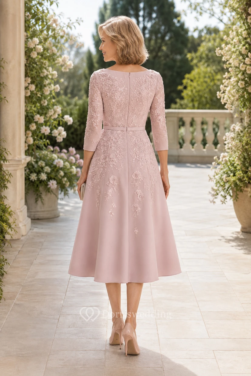 Robe de mère trapèze mi-longue à corsage en dentelle rose poudré et manches trois-quarts view 2
