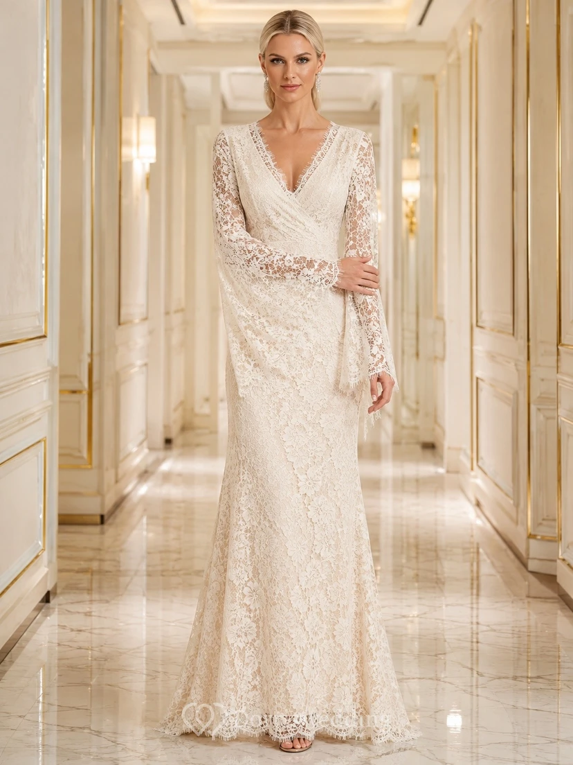 Robe de mariée sirène luxueuse en dentelle, col en V, manches cloche et traîne.