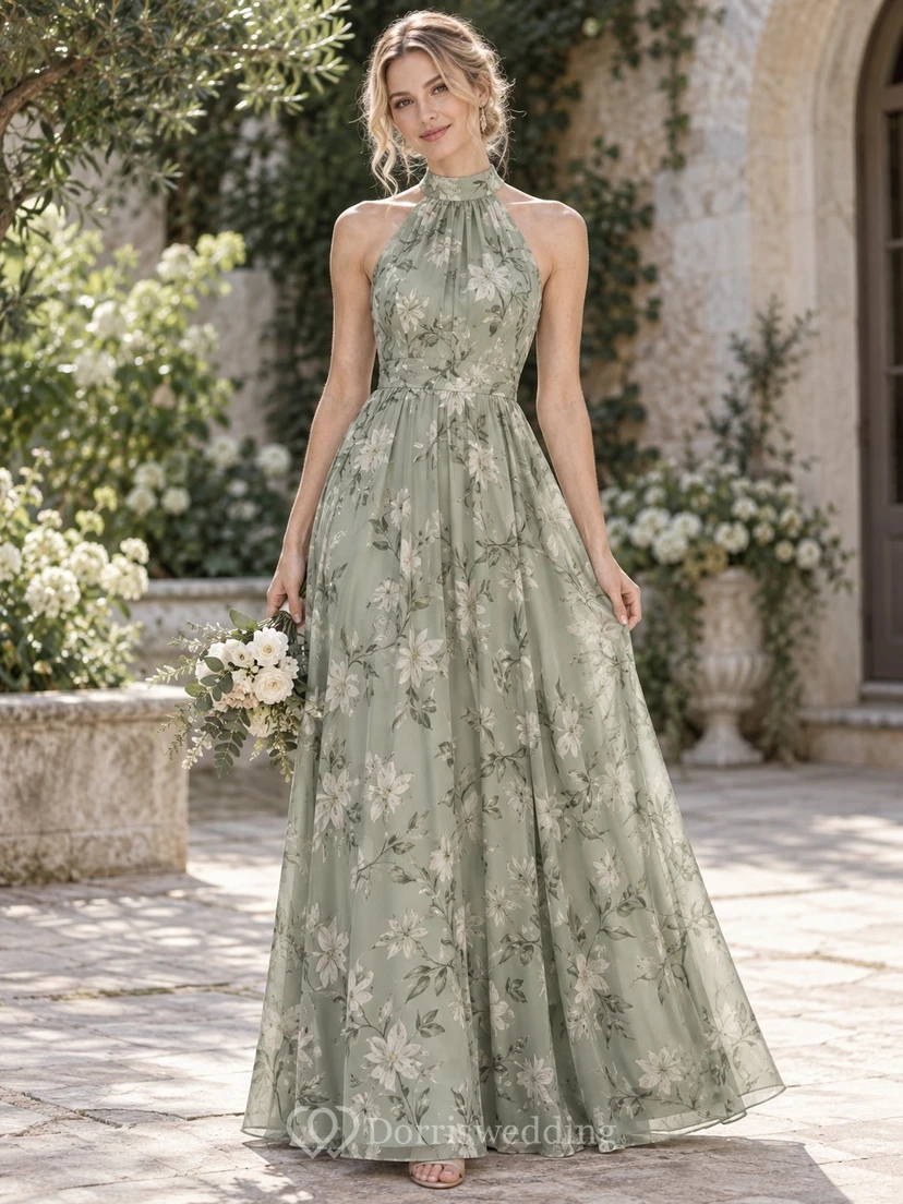 Vestido de dama de honor de gasa largo hasta el suelo, sin mangas, con cuello alto y estampado botánico en color salvia. view 2