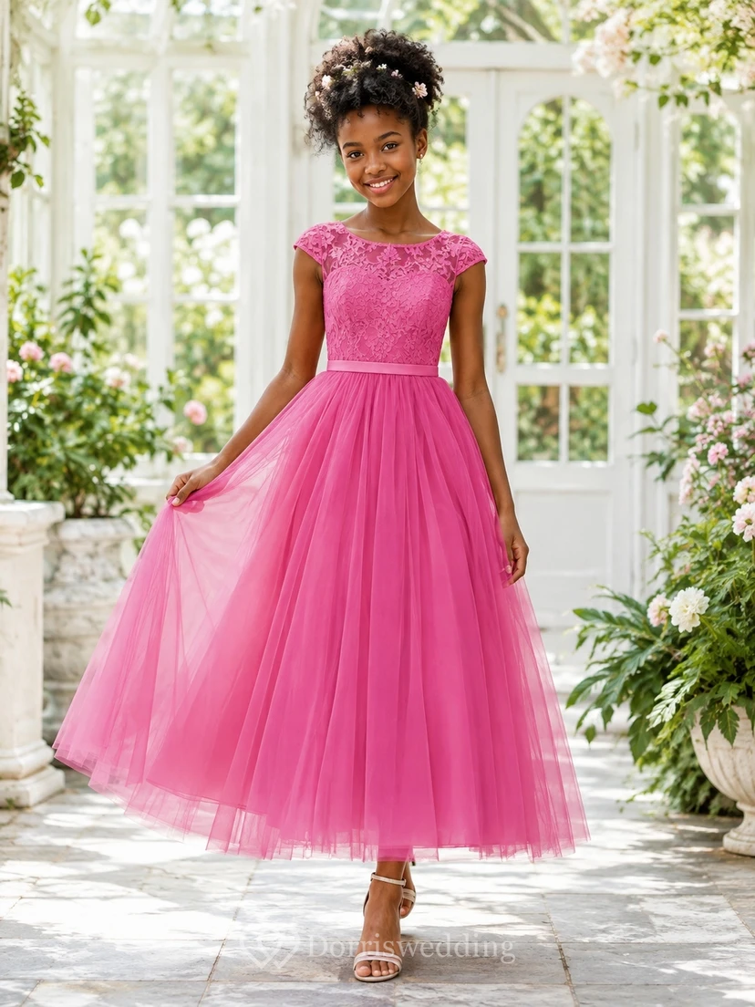 Vestido de dama de honor juvenil rosa caramelo, corte en A, largo hasta la rodilla, manga corta color joya, canesú texturizado, estilo romántico.