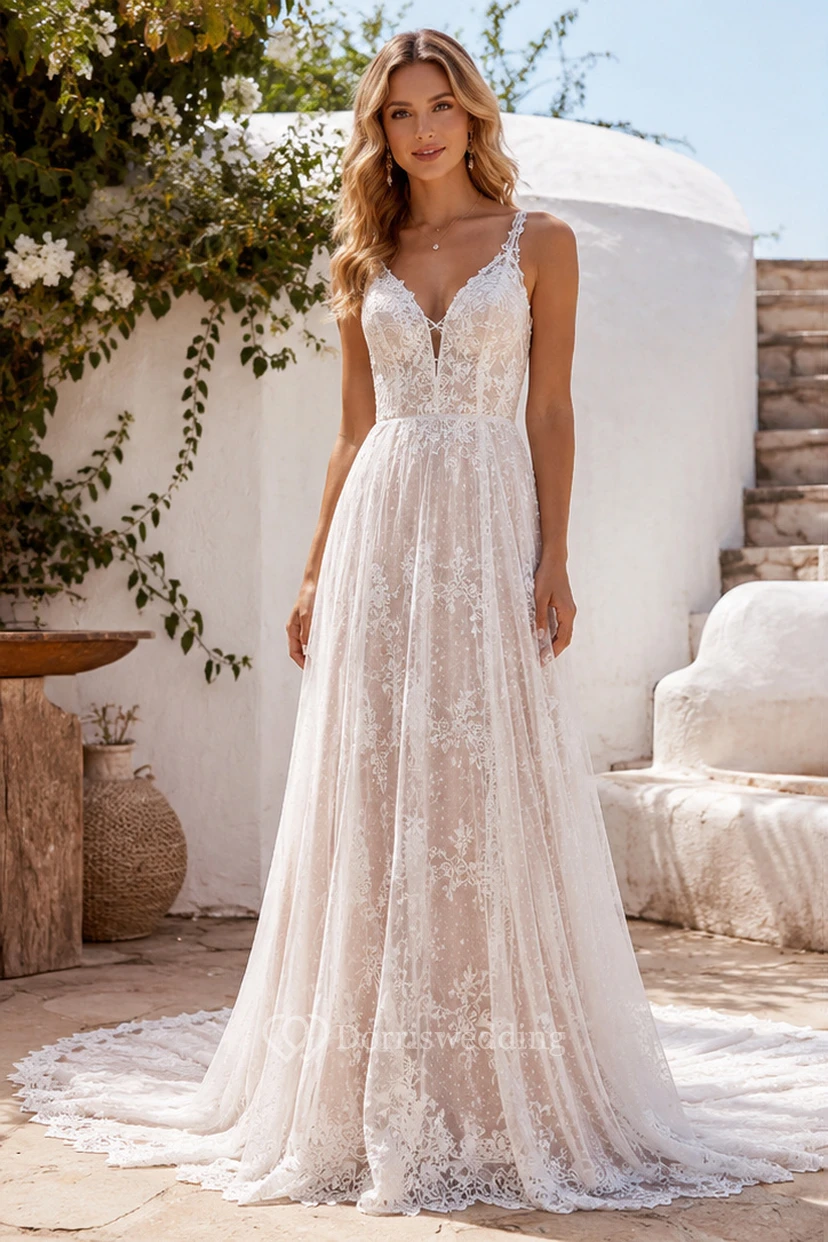 Vestido de novia bohemio playero de encaje con tirantes finos, escote en V pronunciado y cola ligera en línea A.