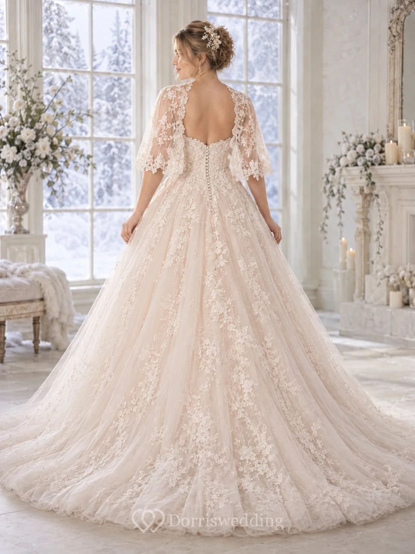 Vestido de novia de tul floral color rosa empolvado con escote corazón y capa corta. view 2