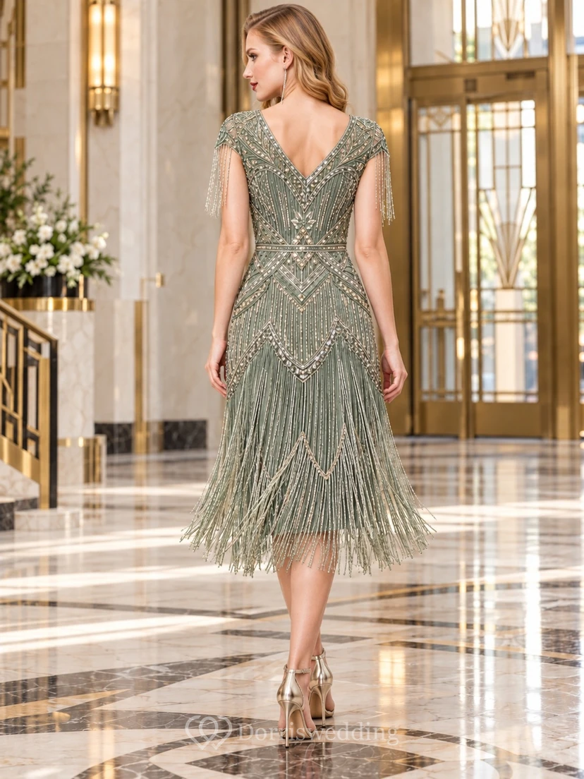 Vestido de dama de honor vintage color verde salvia, largo hasta la rodilla, escote en V, con cuentas geométricas y flecos, manga corta. view 2