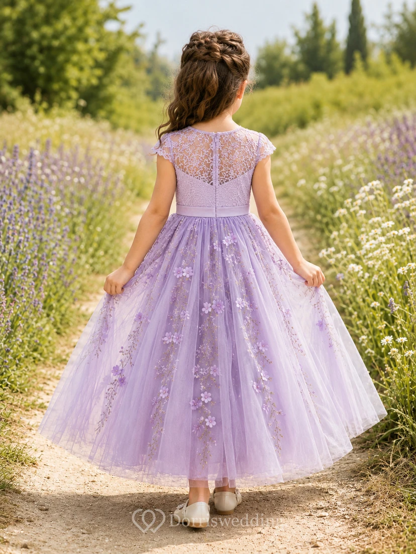 Robe de demoiselle d'honneur en tulle, longueur thé, coupe trapèze, en dentelle florale lavande, manches courtes, idéale pour un mariage champêtre. view 2