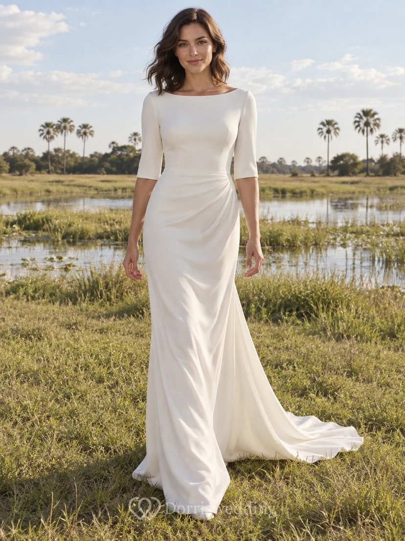 Vestido de novia sencillo y discreto de satén con escote barco, mangas cortas y cintura drapeada.