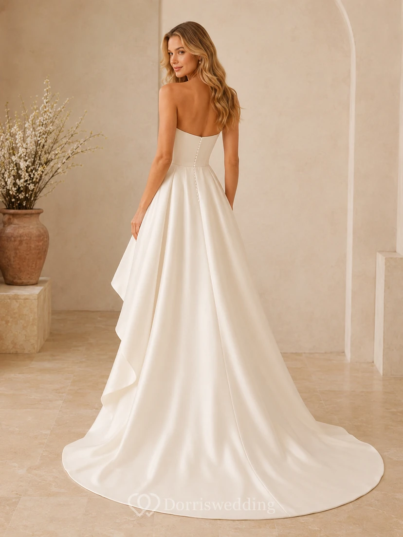 Modernes, trägerloses Brautkleid mit asymmetrischem Saum, Herzausschnitt, aufwendiger Schleppe und Satin-Teppich – ein luxuriöses Kleid view 2