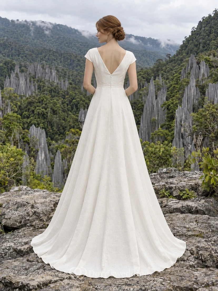 Schlichtes, bodenlanges A-Linien-Brautkleid mit V-Ausschnitt, kurzen Ärmeln und Wickeloptik – perfekt für eine Gartenhochzeit. view 2