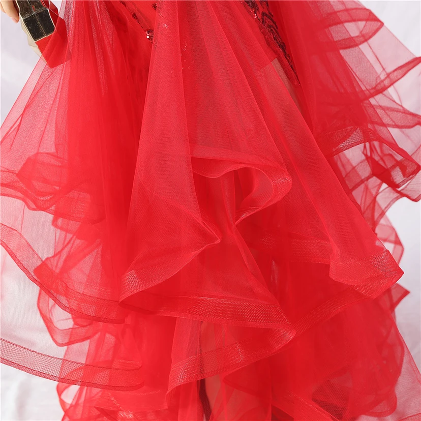 Robe de danse artisanale en filet rigide orné de plumes d'autruche, de perles et de fleurs, confectionnée en maille. view 9