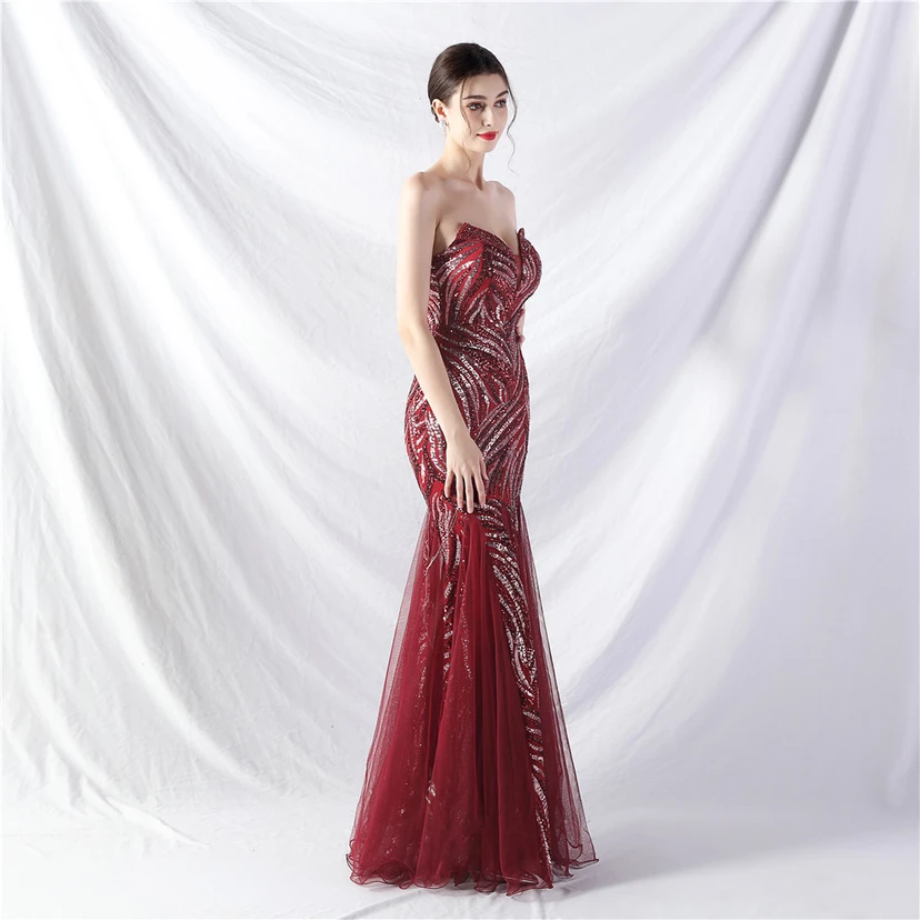 Schwer gearbeitetes, perlenbesetztes Abendkleid aus Netzgewebe mit superdichter Paillettenbesatz view 85