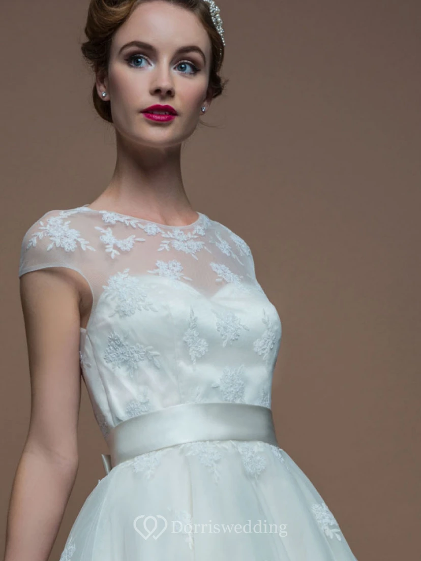 Robe de mariée en organza, coupe trapèze, col rond, sans manches, longueur thé, ornée d'appliques et d'une encolure en V. view 3
