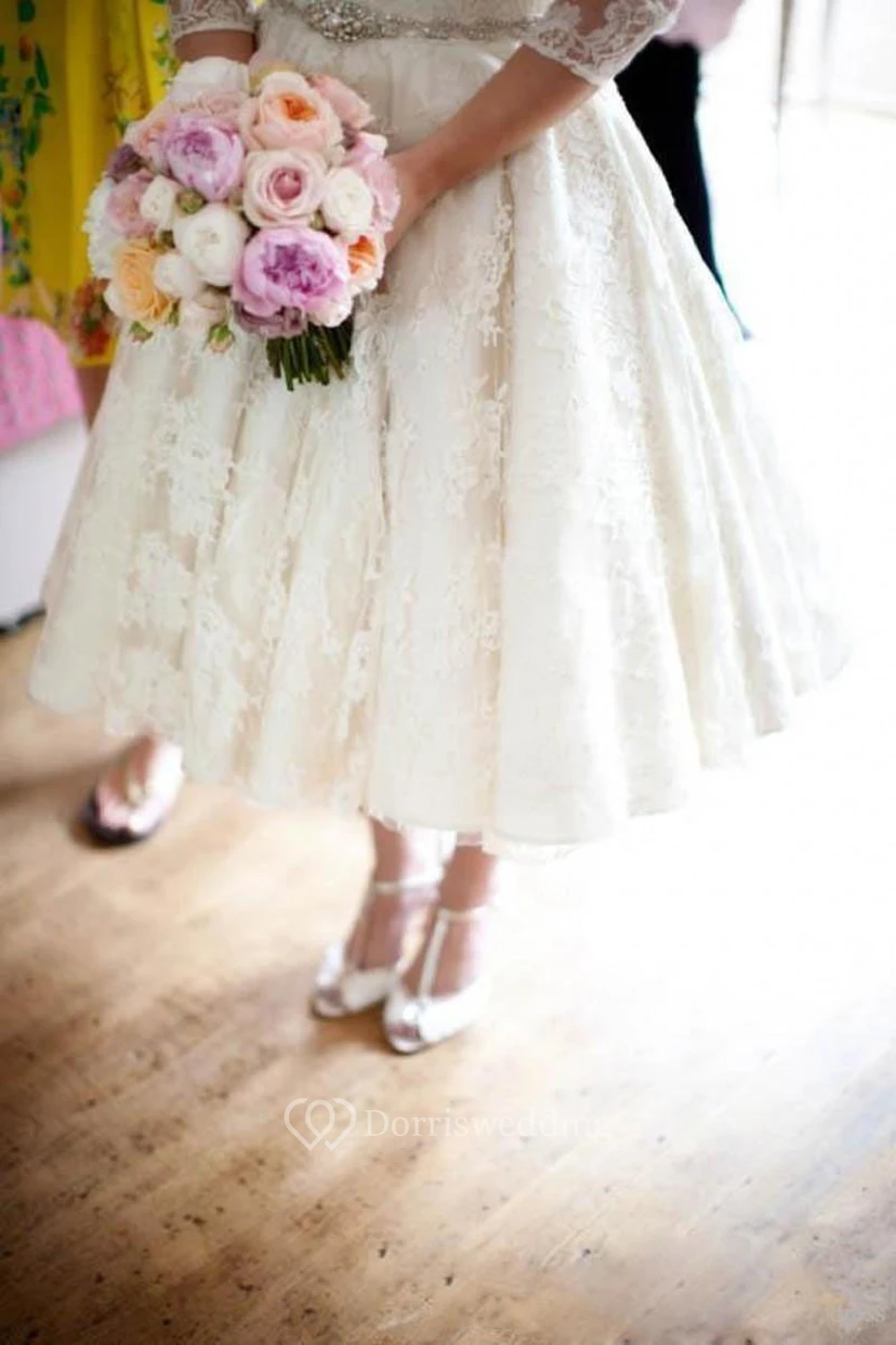 Vestido de novia de talla grande con encaje, escote redondo, mangas tres cuartos y largo hasta la rodilla. view 3