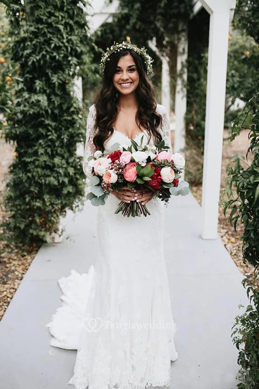 Sexy Brautkleid im Landhausstil mit tiefem V-Ausschnitt, rückenfreiem Design, langen Ärmeln, Spitze und Schleppe
