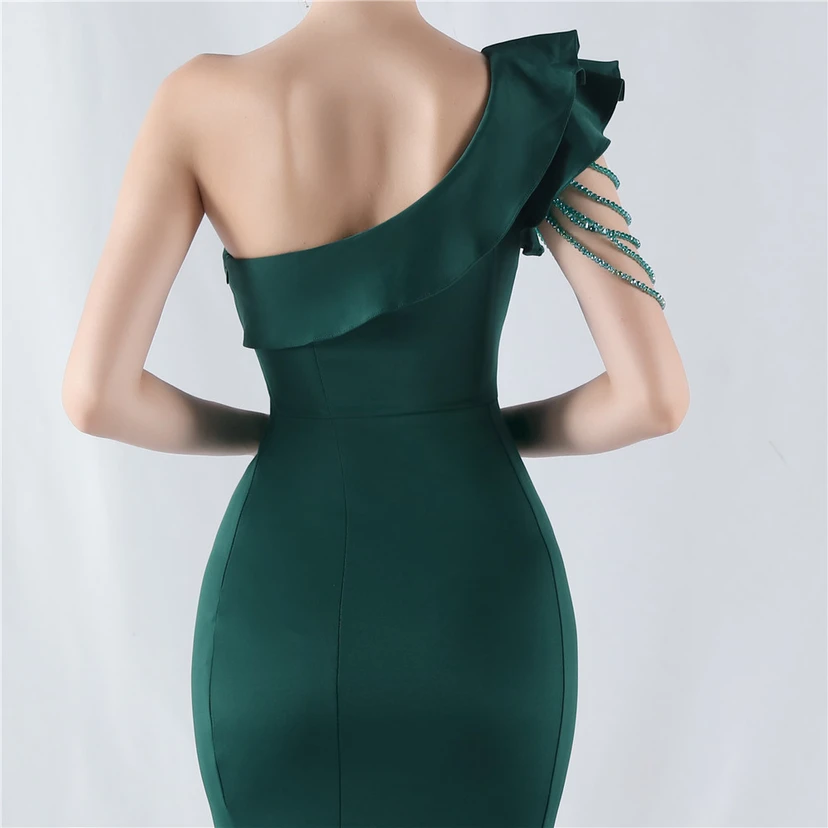 Vestido de noche asimétrico de satén con escote alto y cuello oblicuo, adornado con cuentas. view 78