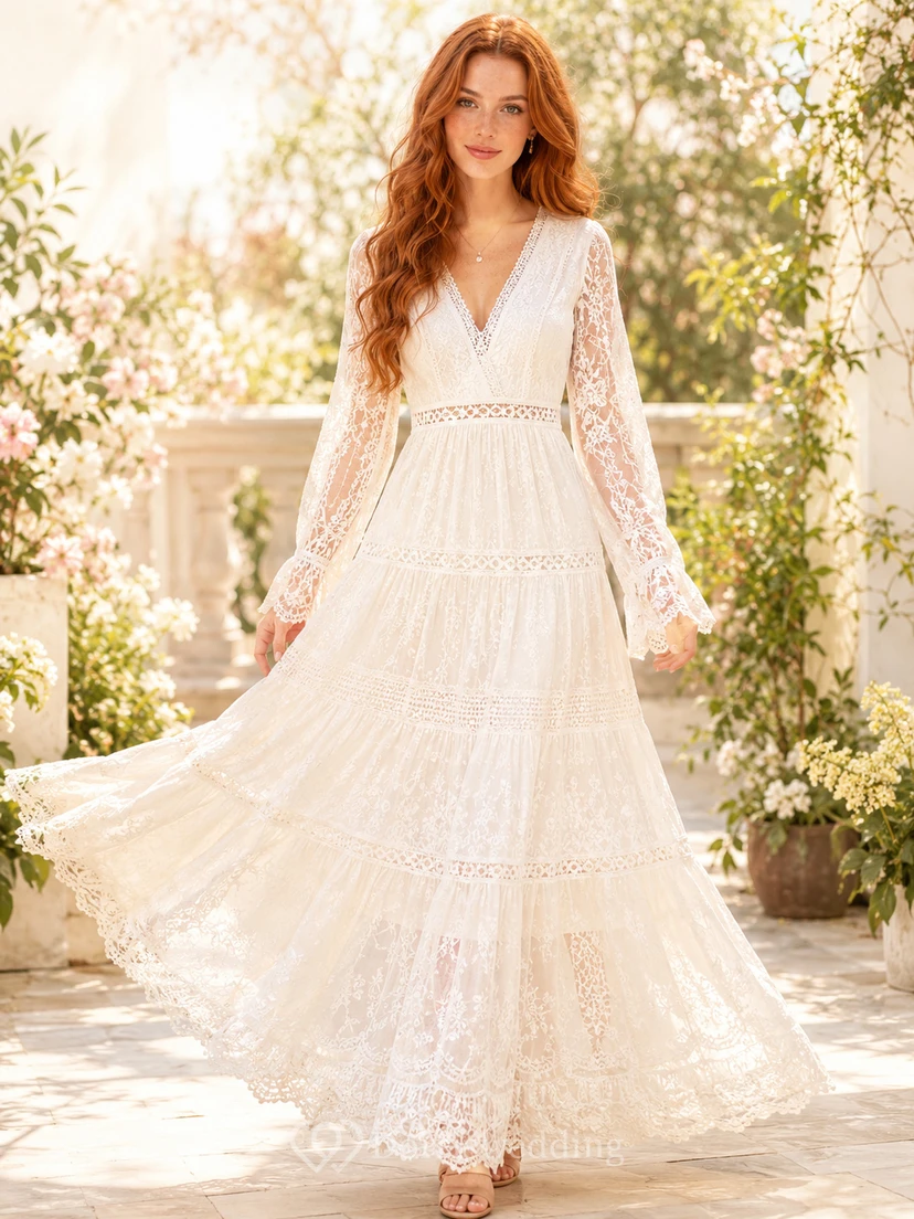 Robe de mariée bohème champêtre en mousseline de soie à col en V, manches cloche et volants, ornée de dentelle et de volants.