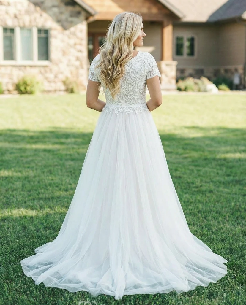 Robe de mariée bohème en tulle à manches courtes et coupe trapèze view 2