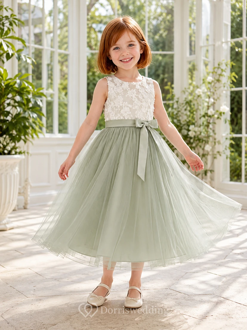 Ärmelloses, wadenlanges A-Linien-Kleid aus salbeifarbenem Spitzentüll mit Schleife – romantisches Blumenmädchen-Gartenkleid
