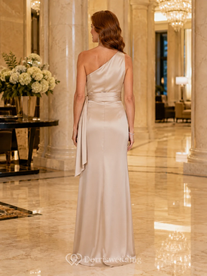 Champagnerfarbenes, modernes, bodenlanges Etuikleid aus Satin für die Mutter der Braut mit One-Shoulder-Ausschnitt, schmaler Taillenschärpe und seitlicher Drapierung view 2