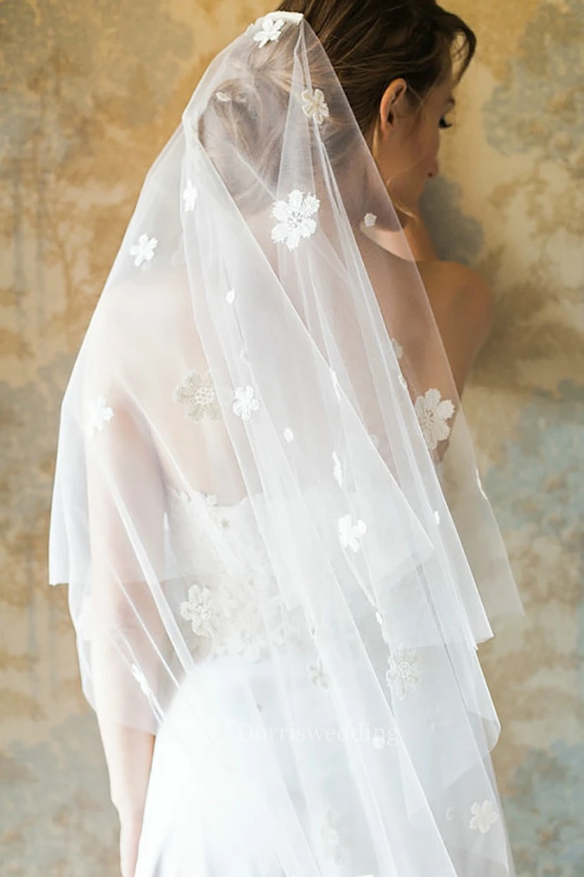 Vintage Style Short Tulle Wedding Veil with Flowers view 2