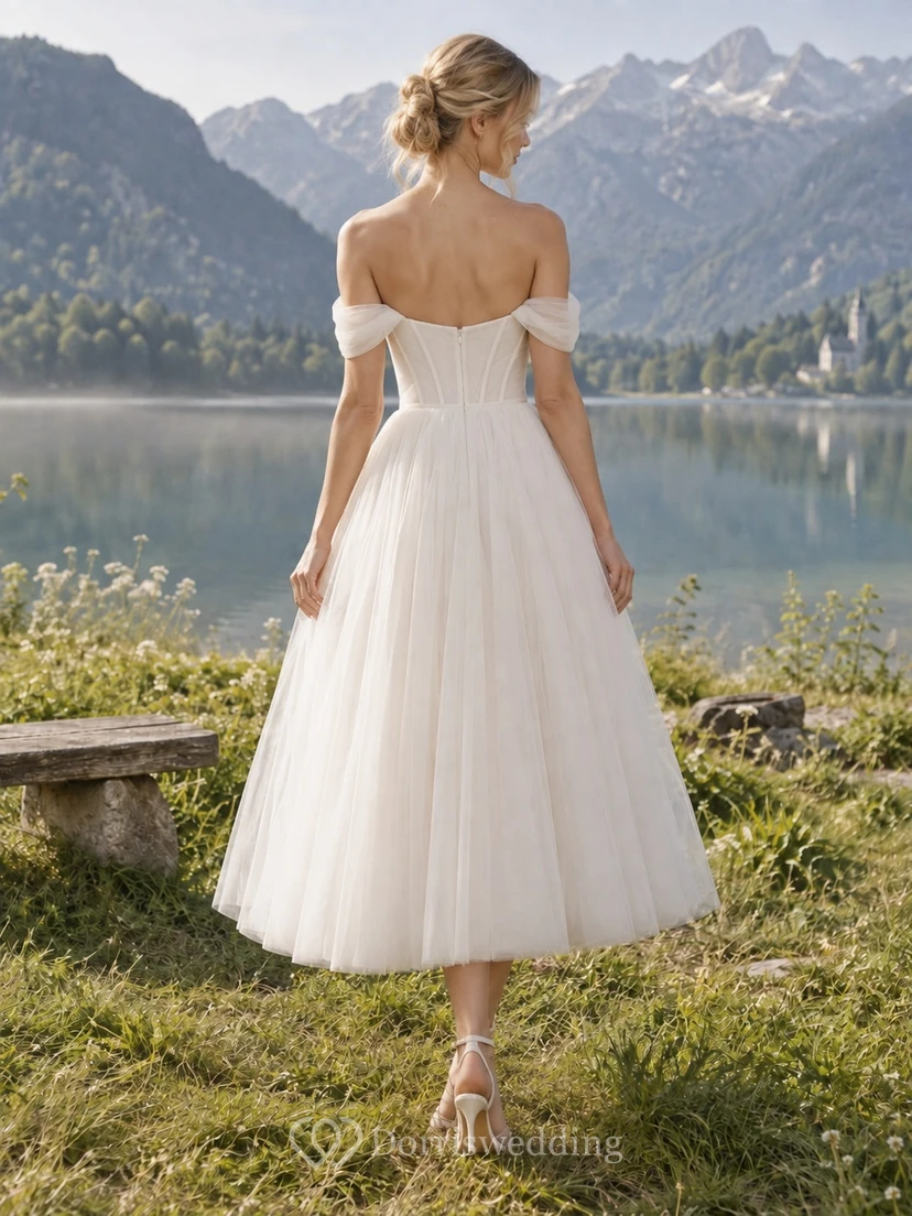 Vestido de novia de tul sin mangas, corte en A, largo hasta la rodilla y sin hombros descubiertos. view 2