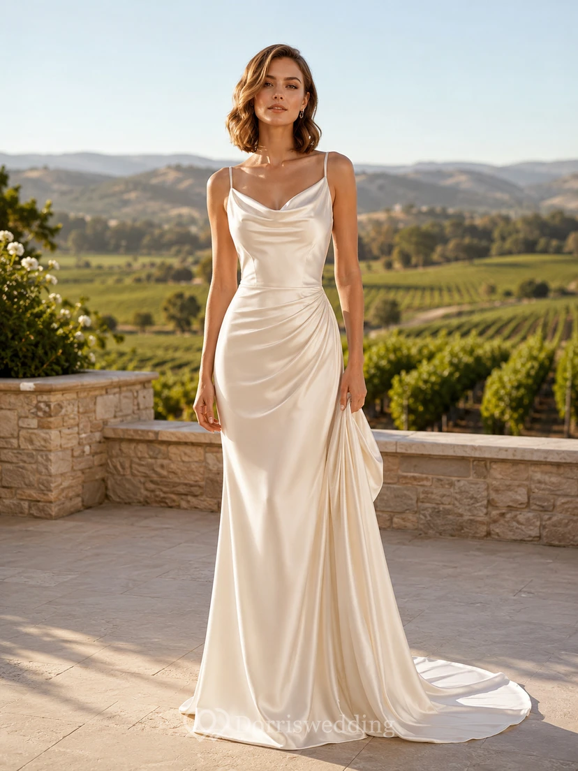 Robe de mariée fourreau en satin à col bénitier simple, idéale pour un mariage dans un vignoble