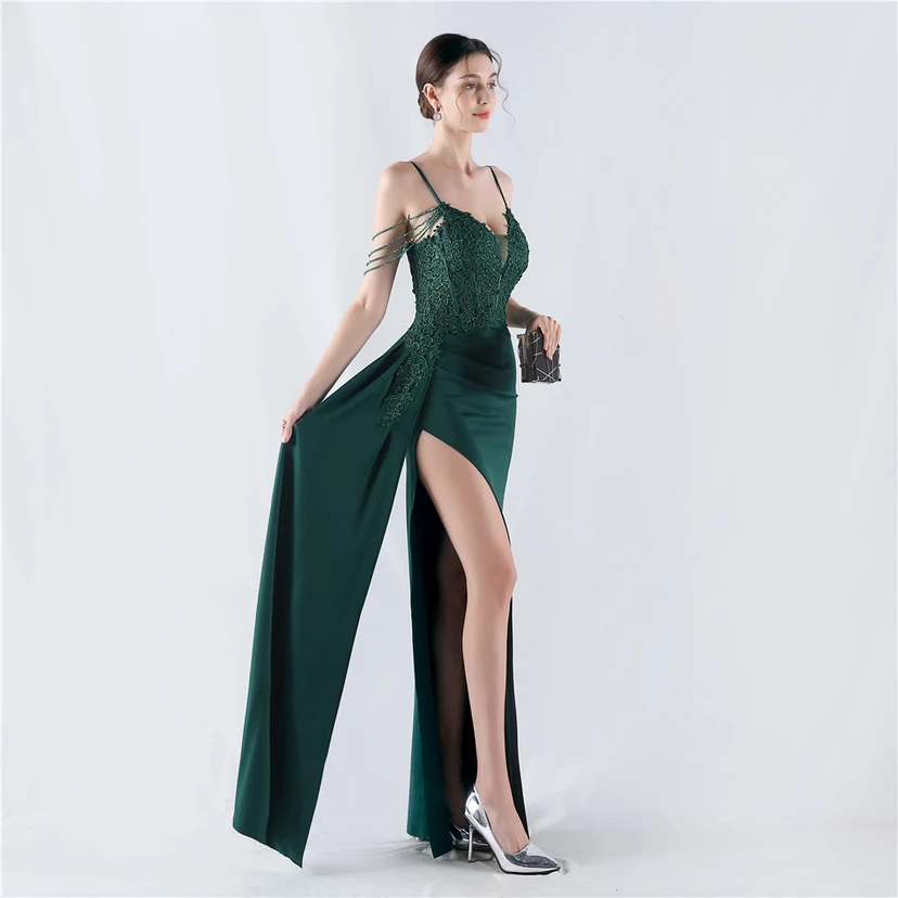 Schweres, mit Diamanten und Blumen besetztes, tailliertes Abendkleid aus Satin mit Fischgrätmuster und Perlenbesatz für Jahrestreffen und Hochzeiten view 4