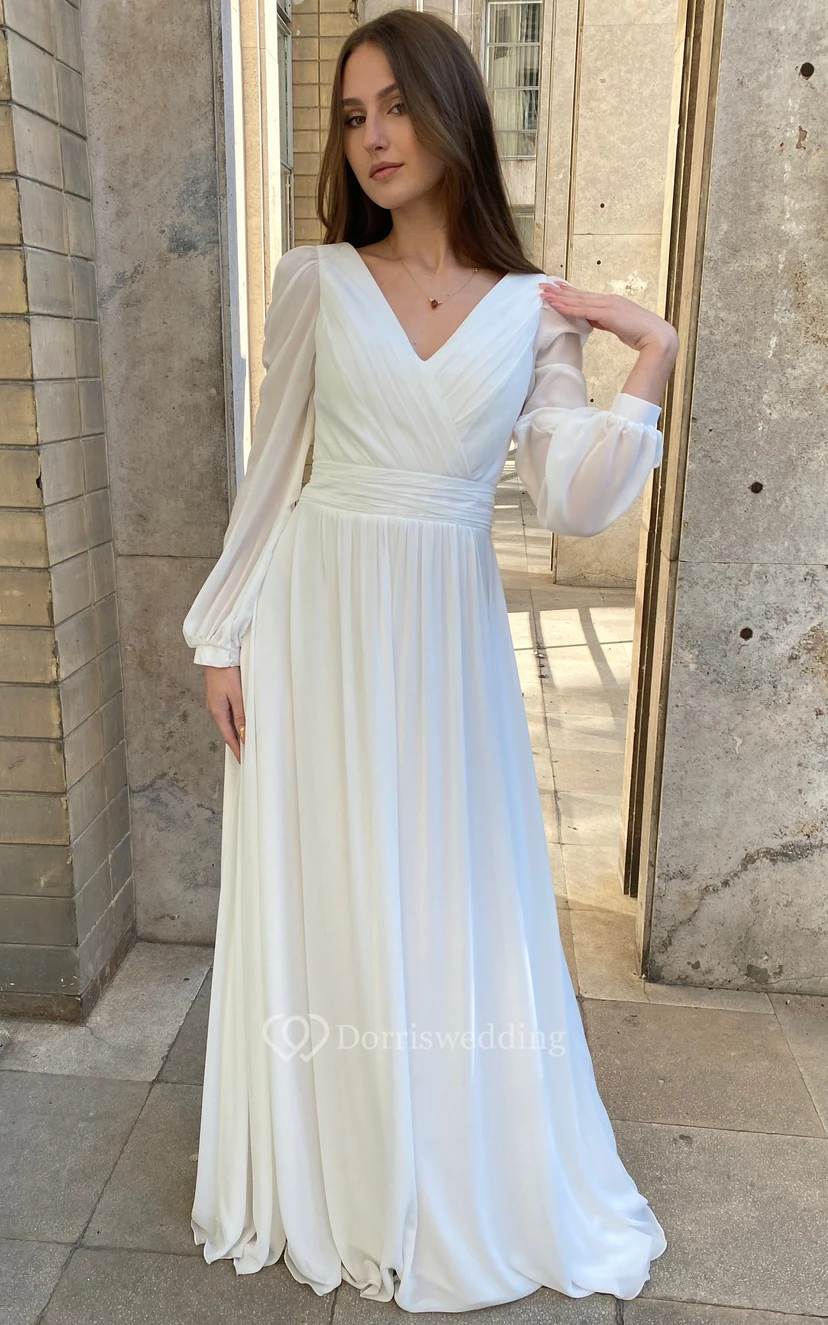 Einfaches Boho-Hochzeitskleid im Landhausstil mit V-Ausschnitt, langen Ärmeln und Raffungen aus Chiffon video preview