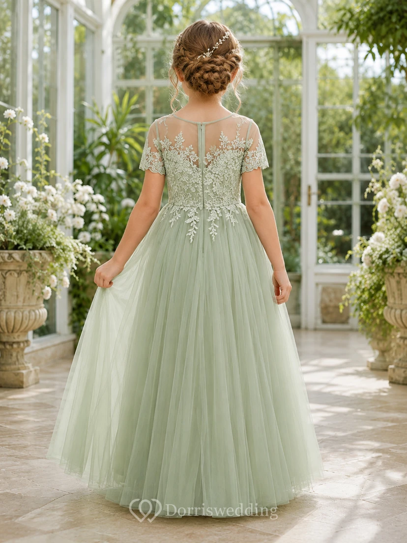 Blumenmädchenkleid aus salbeifarbener Spitze und Tüll, A-Linie, kurze Ärmel, eckiger Ausschnitt, bodenlang, mit floralen Applikationen view 2