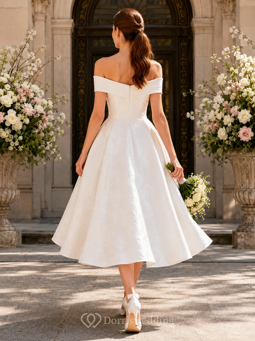 Schulterfreies, modernes Brautkleid aus Satin in Teelänge, passend für den Standesamt view 2