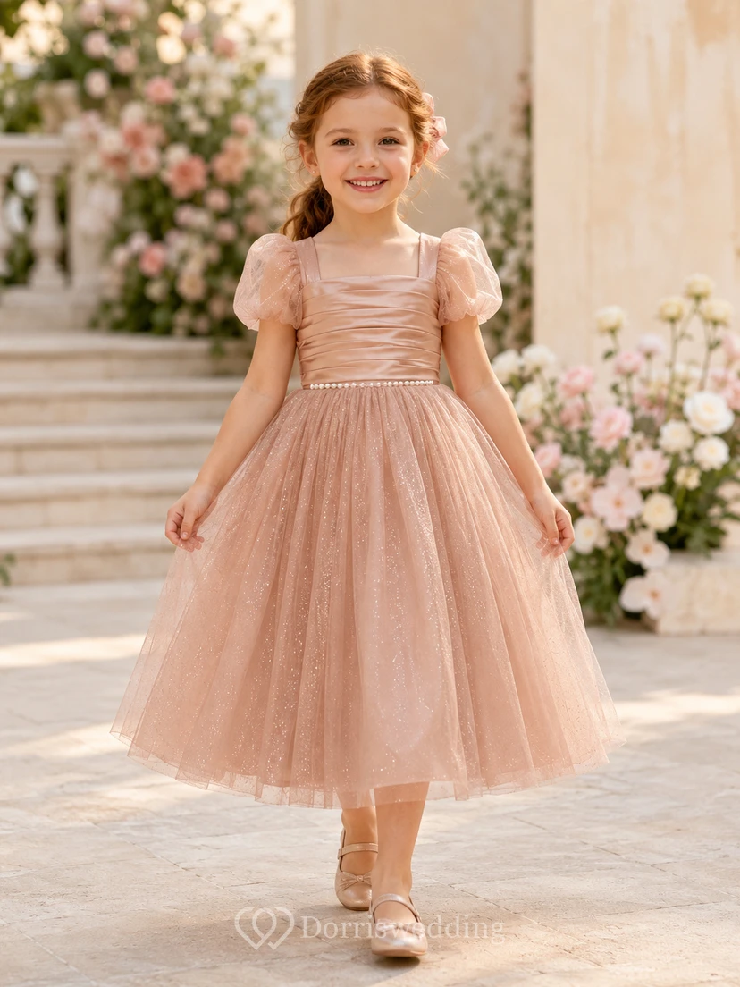 Klassisches A-Linien-Kleid aus Tüllspitze für Blumenmädchen mit kurzen Ärmeln, Rundhalsausschnitt, wadenlangem Rock und Schleifendetail.