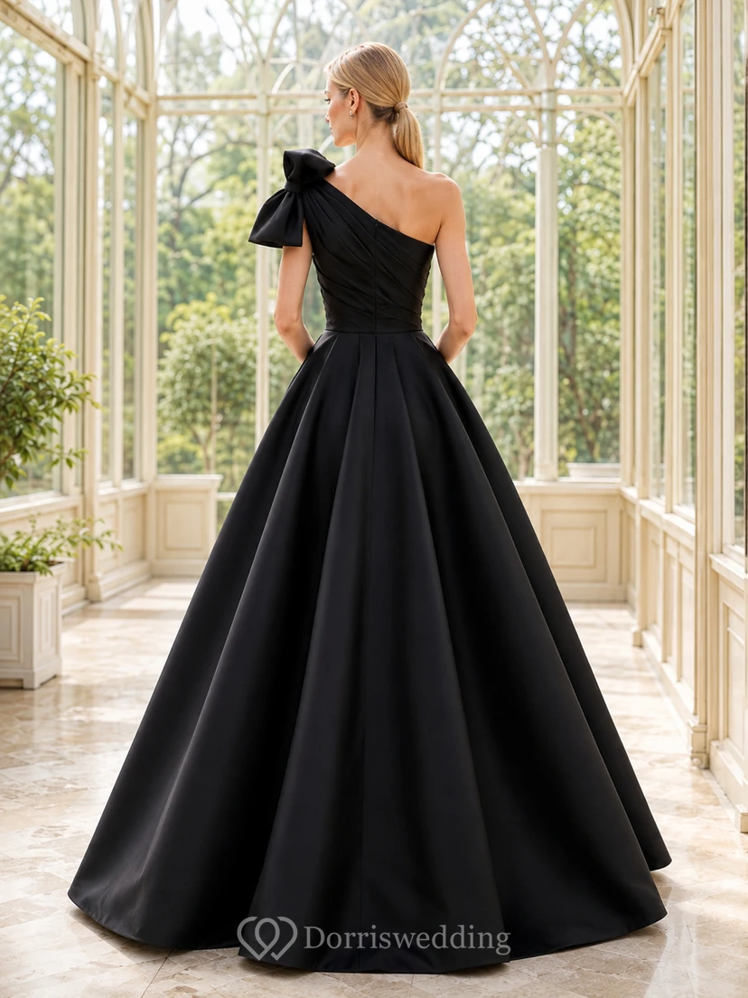 Schwarzes, einseitig schulterfreies, plissiertes Satin-Abendkleid mit Schleife und tiefem Rückenausschnitt view 2
