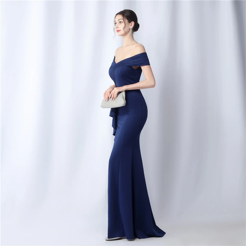 Klassisches langes Abendkleid aus Satin mit One-Shoulder-Ausschnitt view 4