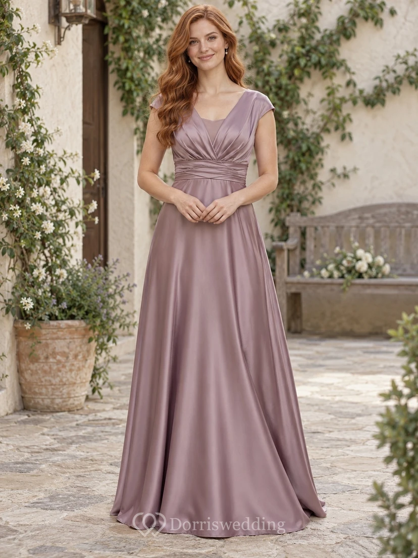 Vestido de noche de satén color malva con escote en V, mangas cortas y cintura fruncida, corte en A.