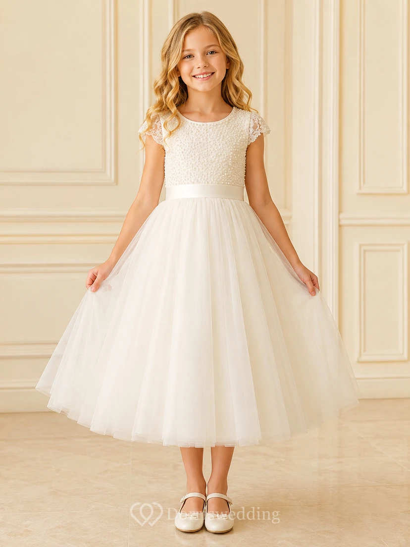 Luxuriöses, perlenbesetztes Tüllkleid mit kurzen Ärmeln und Teelänge – perfekt für Blumenmädchen bei Gartenhochzeiten und Hochzeiten.