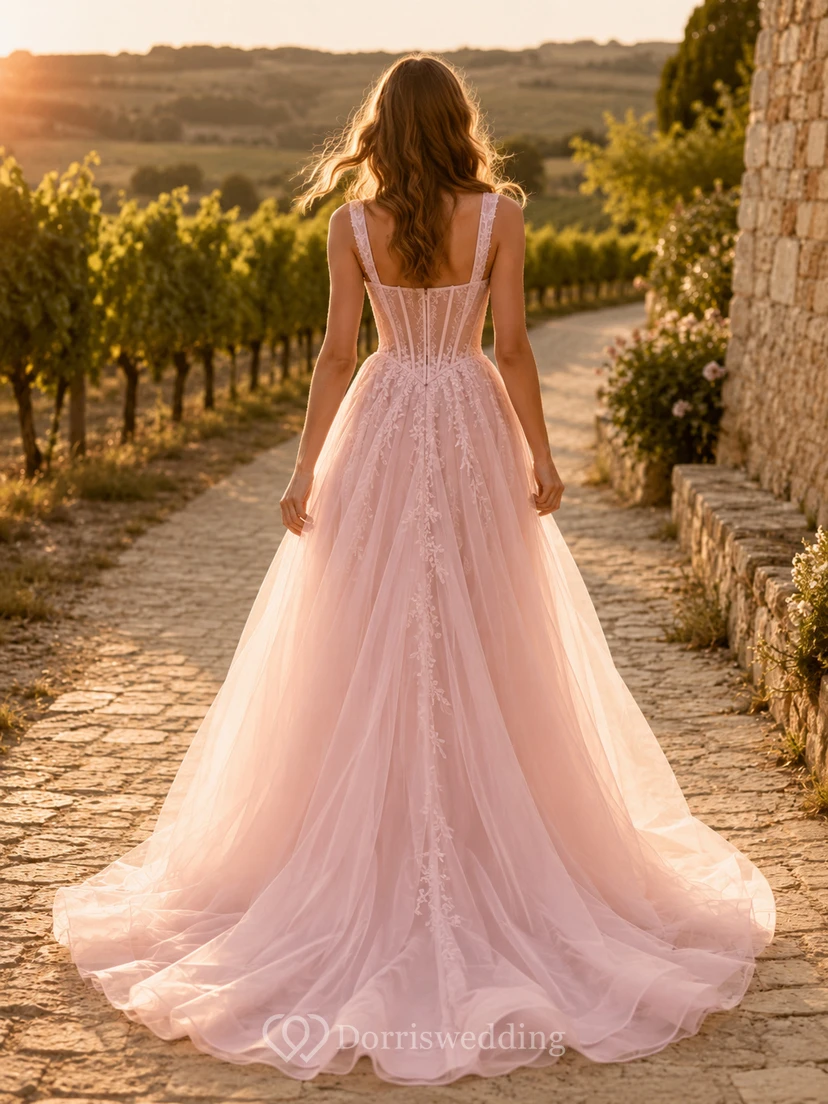 Robe de mariée rose poudré à bretelles carrées et application de tulle, coupe trapèze, bretelles carrées et fines bretelles view 2