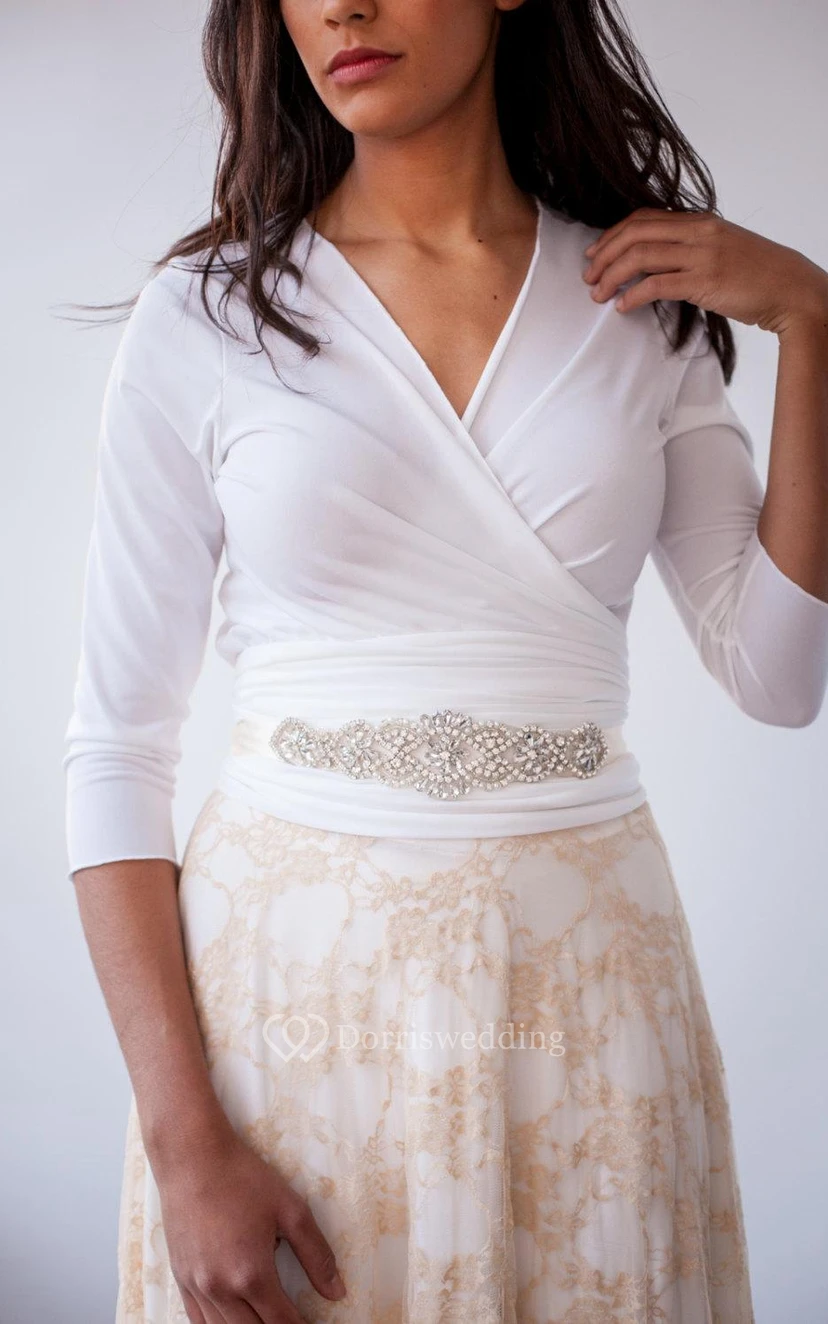 Robe longue vintage en dentelle dorée à manches longues view 3