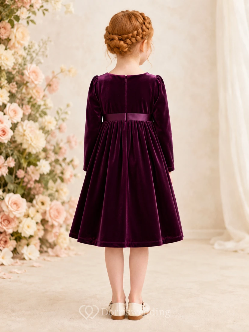 Robe de demoiselle d'honneur élégante en velours prune, coupe trapèze, manches longues, col rond et jupe plissée. view 2