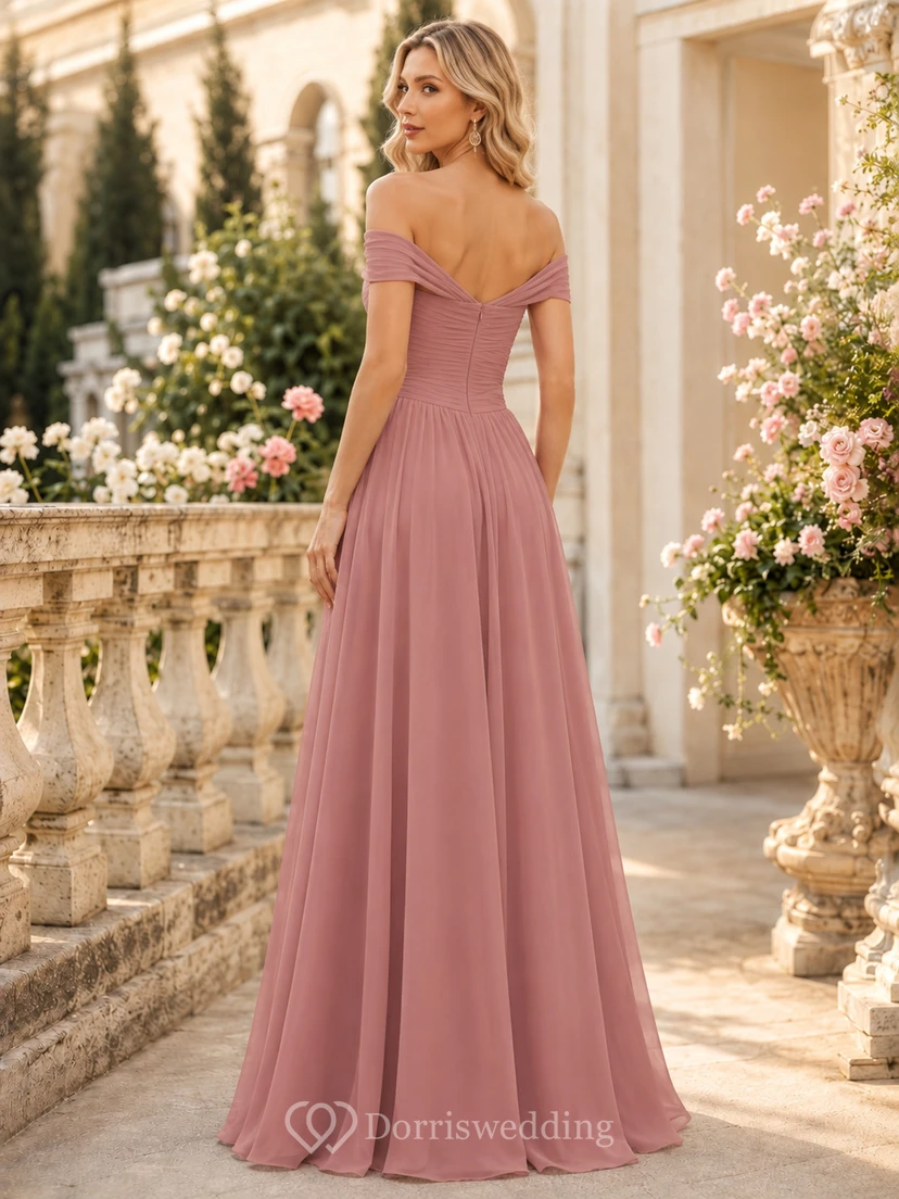 Vestido de noche largo hasta el suelo, de gasa plisada, fruncida, con escote corazón, mangas cortas y hombros descubiertos, color rosa empolvado. view 2