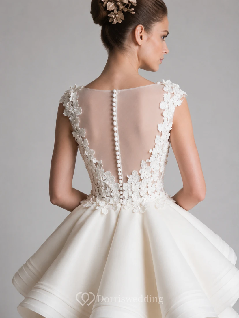 Robe de mariée ivoire à col rond et application florale asymétrique view 6