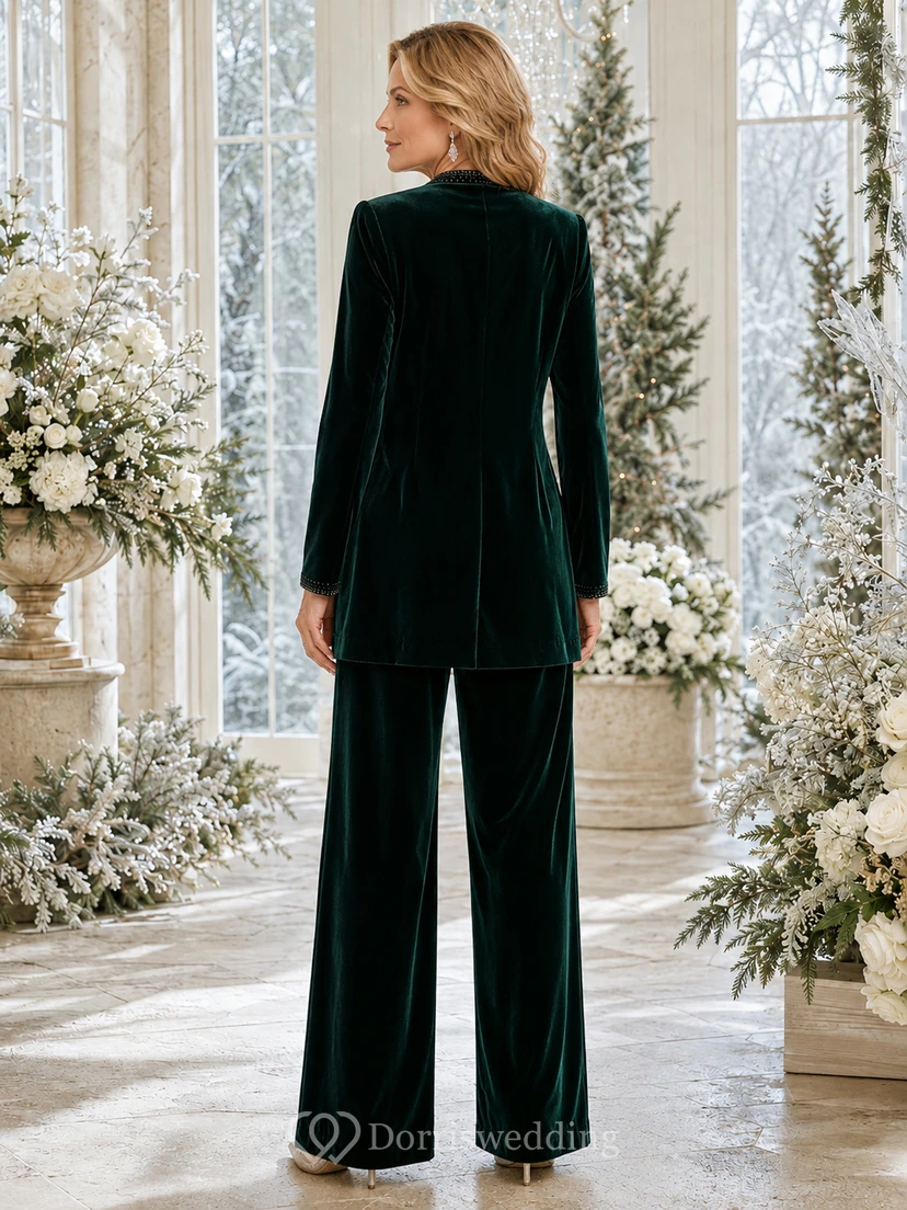 Dunkelgrüner, luxuriöser, bodenlanger Samt-Hosenanzug mit weitem Bein für die Mutter der Braut, bestehend aus langem, tailliertem Blazer und champagnerfarbenem Top mit Wasserfallausschnitt. view 2