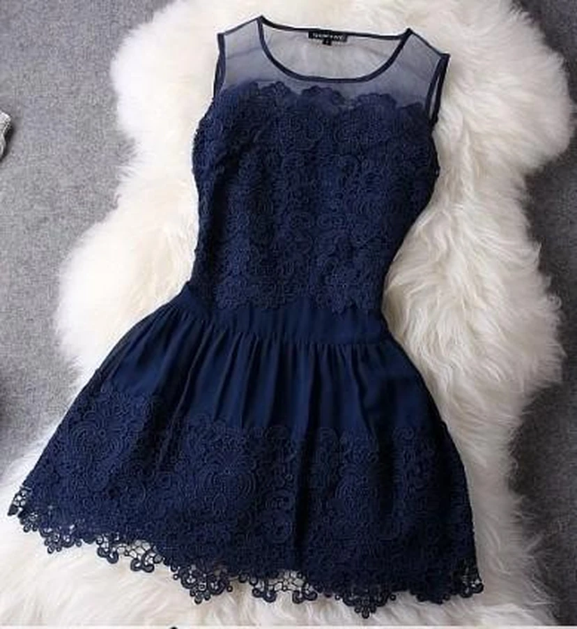 Nuevo vestido corto sin mangas con efecto ilusión y encaje para la fiesta de bienvenida. view 2
