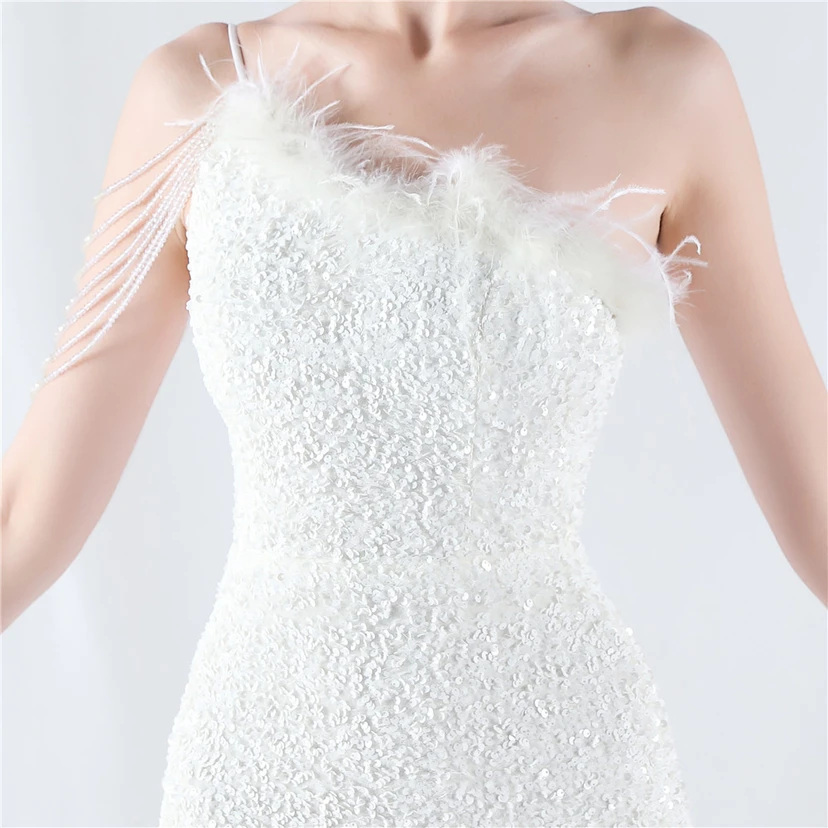 Robe de soirée longue à une épaule, ornée de plumes d'autruche, de perles et de sequins, avec col asymétrique et fente haute. view 8