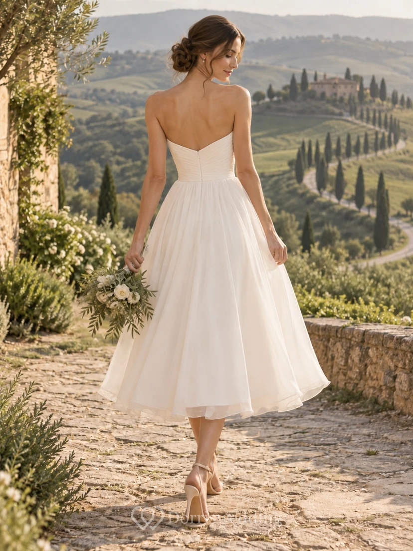 Vestido de novia sencillo, sin tirantes, de gasa y satén, de corte A, largo hasta la rodilla. view 2