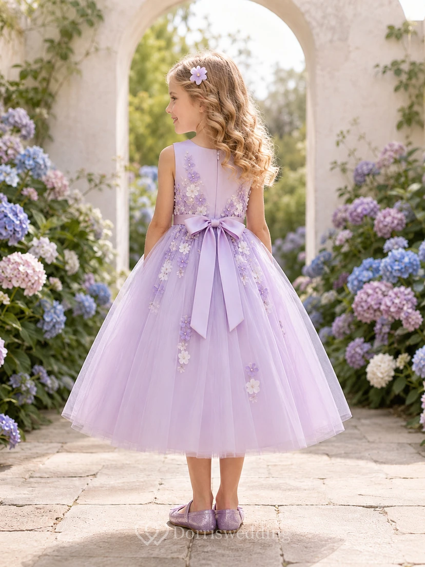 Robe de demoiselle d'honneur en tulle, longueur thé, coupe trapèze, à fleurs lavande, avec nœud, idéale pour un mariage champêtre. Parfaite pour une cérémonie champêtre. view 2