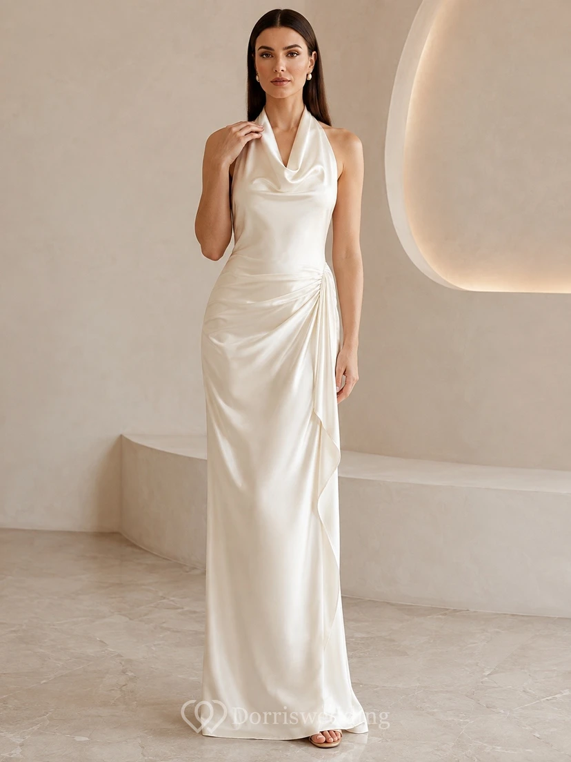 Vestido formal sencillo de color marfil con cuello halter y escote drapeado, largo hasta el suelo.