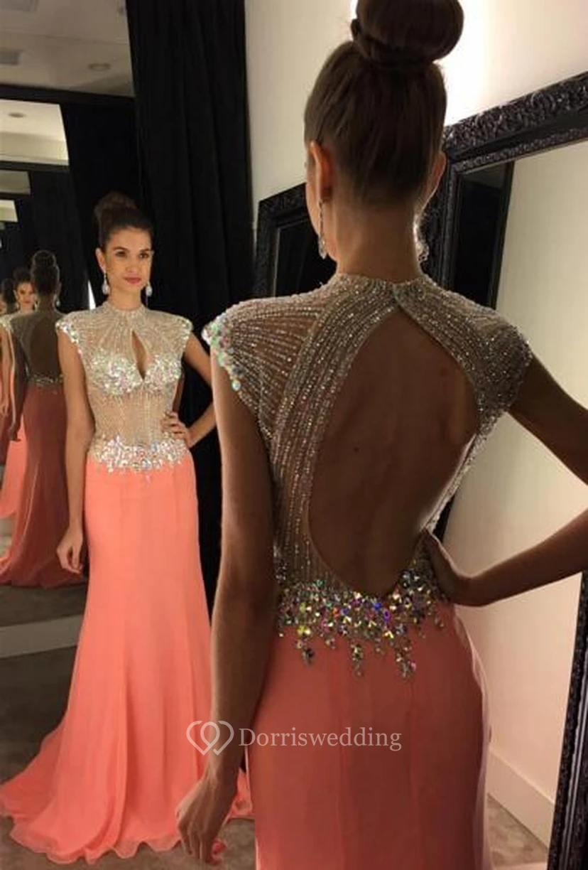 Vestido de noche moderno con mangas cortas y lentejuelas de cristal.