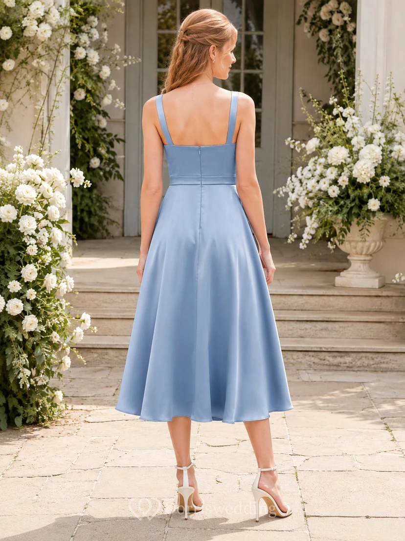 Robe de demoiselle d'honneur bleu poudré en satin, col carré, longueur thé, coupe trapèze, encolure carrée view 2