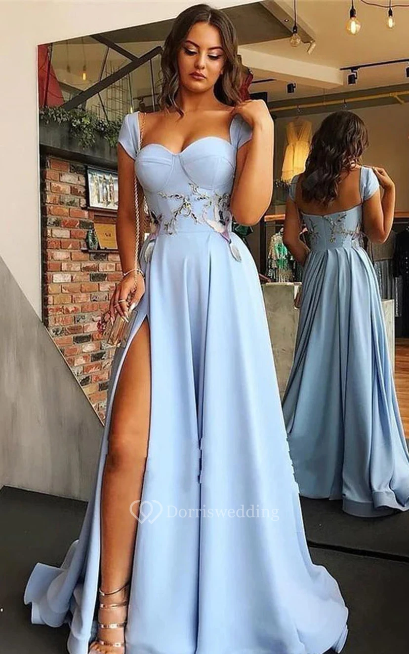 Robe de bal bleue en mousseline de soie fendue sur le devant, coupe fourreau et broderies. view 2